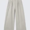 Pantalones de tiro bajo y pierna ancha con pliegues – Gris claro Pantalones de tiro bajo y pierna ancha con pliegues – Gris claro
