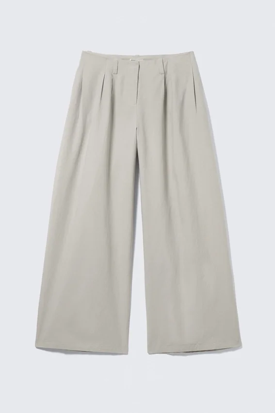 Pantalones de tiro bajo y pierna ancha con pliegues – Gris claro Pantalones de tiro bajo y pierna ancha con pliegues – Gris claro