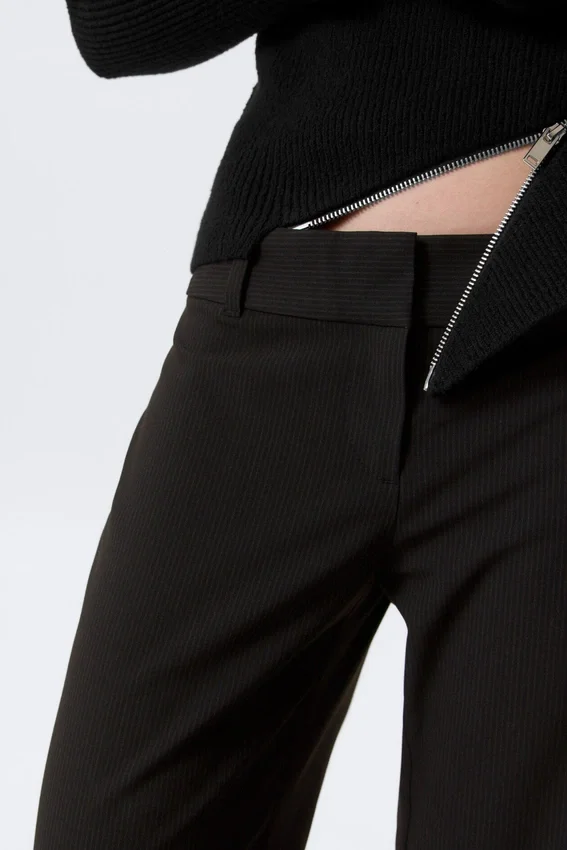 Pantalones de traje acampanados de talle bajo – Rayas diplomáticas negras Pantalones de traje acampanados de talle bajo – Rayas diplomáticas negras