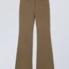 Pantalones de traje ajustados de cintura baja y corte acampanado – Verde caqui Pantalones de traje ajustados de cintura baja y corte acampanado – Verde caqui