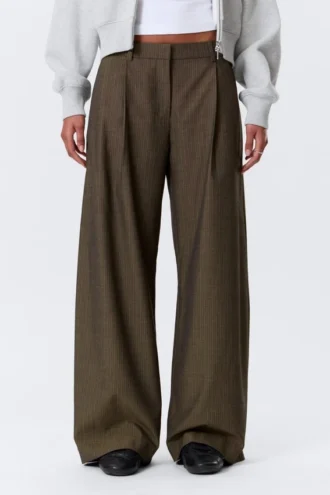 Pantalones de traje anchos de cintura baja – Dark Mole – Rayas finas