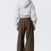 Pantalones de traje anchos de cintura baja – Dark Mole – Rayas finas Pantalones de traje anchos de cintura baja – Dark Mole – Rayas finas