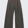 Pantalones de traje anchos de cintura baja – Gris oscuro Pantalones de traje anchos de cintura baja – Gris oscuro