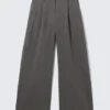 Pantalones de traje anchos de cintura baja – Rayas gris oscuro Pantalones de traje anchos de cintura baja – Rayas gris oscuro