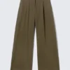 Pantalones de traje anchos de cintura baja – Verde caqui oscuro Pantalones de traje anchos de cintura baja – Verde caqui oscuro