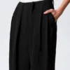 Pantalones de traje asimétricos de corte ancho – Negro Pantalones de traje asimétricos de corte ancho – Negro
