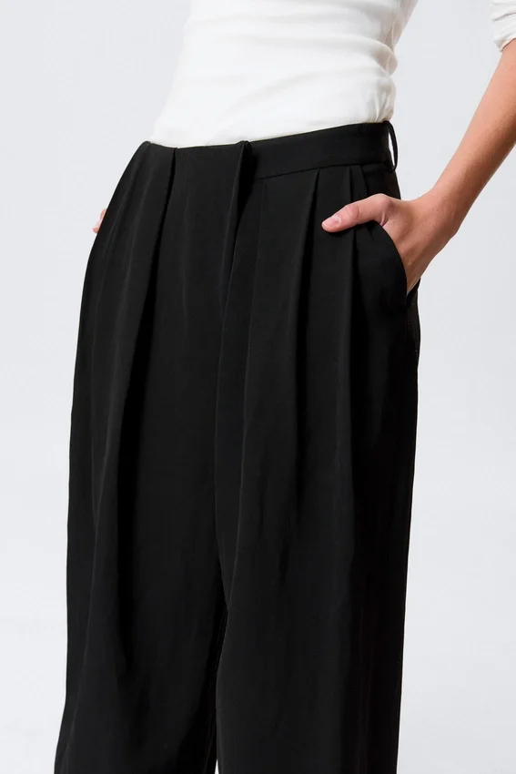 Pantalones de traje asimétricos de corte ancho – Negro Pantalones de traje asimétricos de corte ancho – Negro