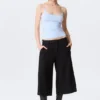 Pantalones de traje Capri de Hanne H – Negro Pantalones de traje Capri de Hanne H – Negro