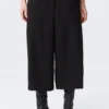 Pantalones de traje Capri de Hanne H – Negro Pantalones de traje Capri de Hanne H – Negro