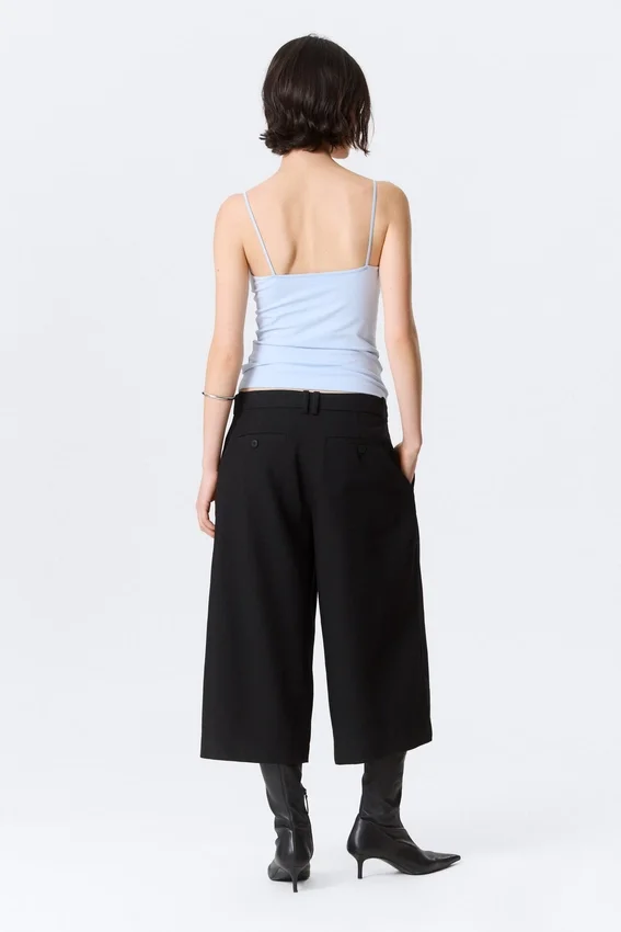 Pantalones de traje Capri de Hanne H – Negro Pantalones de traje Capri de Hanne H – Negro