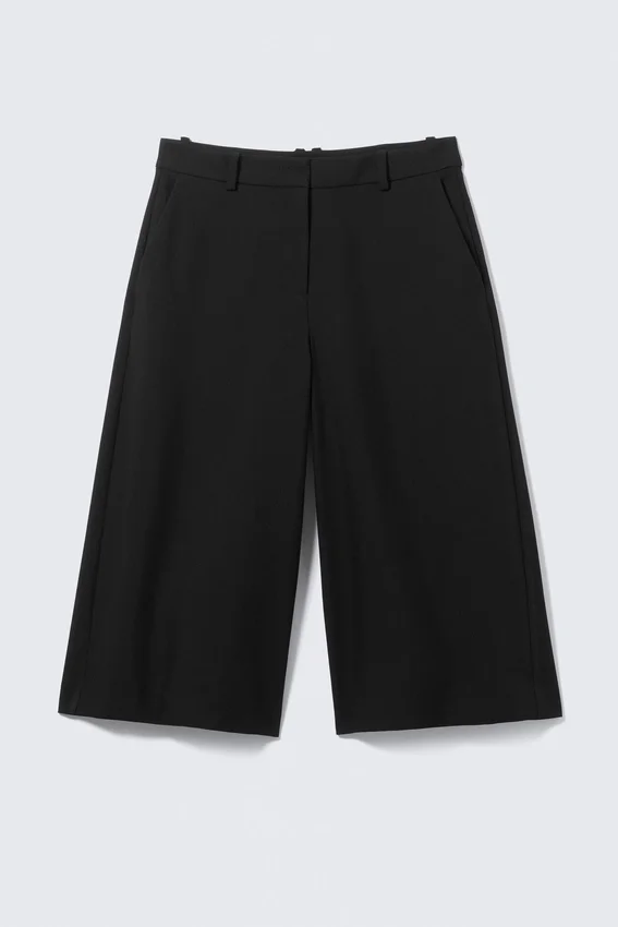 Pantalones de traje Capri de Hanne H – Negro Pantalones de traje Capri de Hanne H – Negro