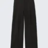 Pantalones de traje con pliegues y cintura baja – Negro Pantalones de traje con pliegues y cintura baja – Negro