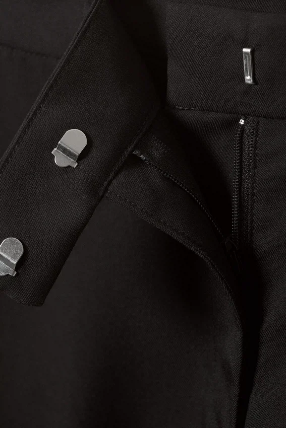 Pantalones de traje con pliegues y cintura baja – Negro Pantalones de traje con pliegues y cintura baja – Negro