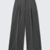 Pantalones de traje de cintura alta y pierna ancha – Rayas diplomáticas en gris oscuro Pantalones de traje de cintura alta y pierna ancha – Rayas diplomáticas en gris oscuro