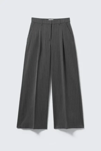 Pantalones de traje de cintura alta y pierna ancha – Rayas diplomáticas en gris oscuro