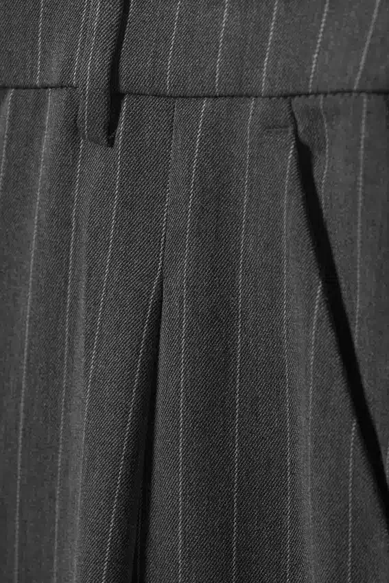 Pantalones de traje de cintura alta y pierna ancha – Rayas diplomáticas en gris oscuro Pantalones de traje de cintura alta y pierna ancha – Rayas diplomáticas en gris oscuro