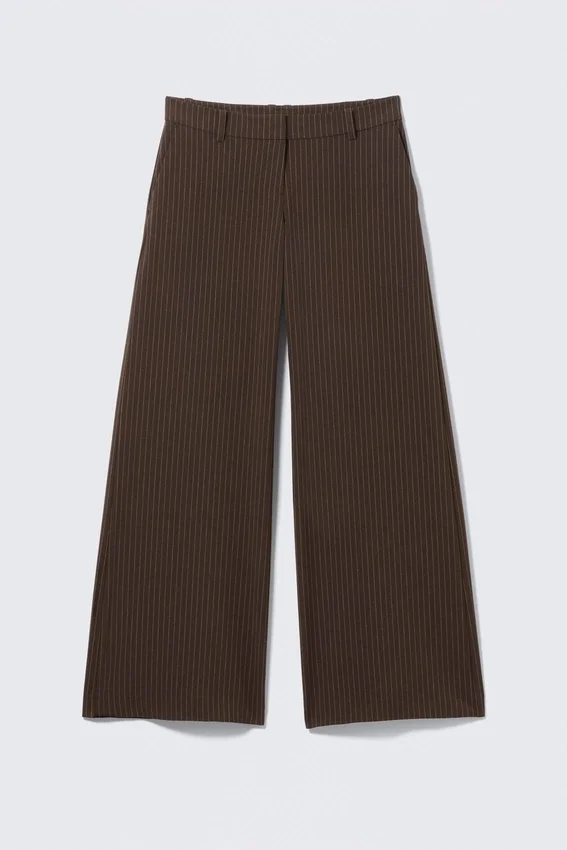 Pantalones de traje de corte acampanado bajo – Rayas marrón oscuro Pantalones de traje de corte acampanado bajo – Rayas marrón oscuro