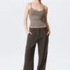 Pantalones de traje de corte holgado y cintura baja – Gris oscuro Pantalones de traje de corte holgado y cintura baja – Gris oscuro