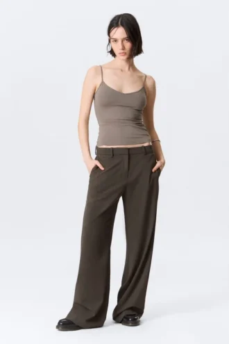 Pantalones de traje de corte holgado y cintura baja – Gris oscuro