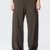 Pantalones de traje de corte holgado y cintura baja – Gris oscuro Pantalones de traje de corte holgado y cintura baja – Gris oscuro