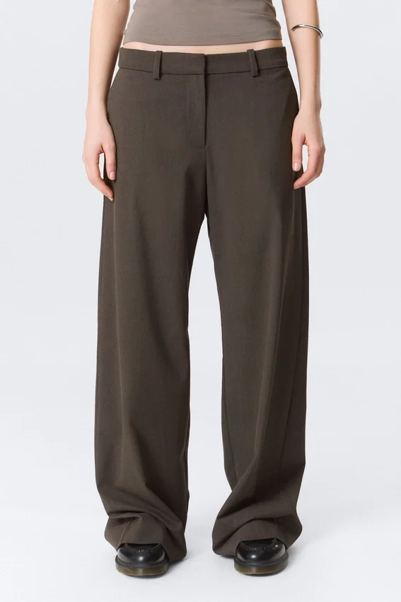 Pantalones de traje de corte holgado y cintura baja – Gris oscuro Pantalones de traje de corte holgado y cintura baja – Gris oscuro