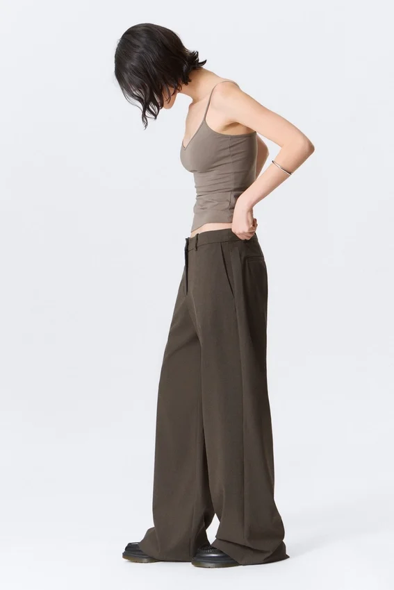 Pantalones de traje de corte holgado y cintura baja – Gris oscuro Pantalones de traje de corte holgado y cintura baja – Gris oscuro
