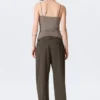 Pantalones de traje de corte holgado y cintura baja – Gris oscuro Pantalones de traje de corte holgado y cintura baja – Gris oscuro
