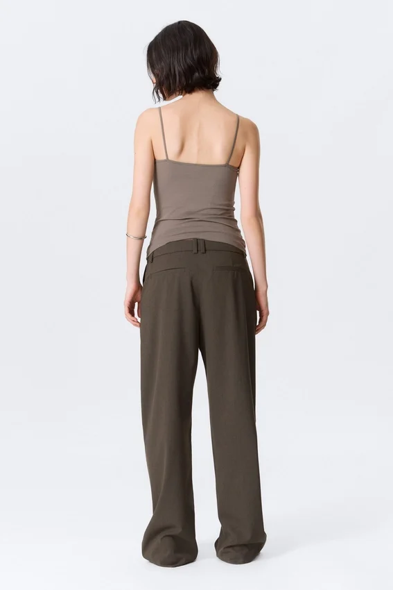 Pantalones de traje de corte holgado y cintura baja – Gris oscuro Pantalones de traje de corte holgado y cintura baja – Gris oscuro
