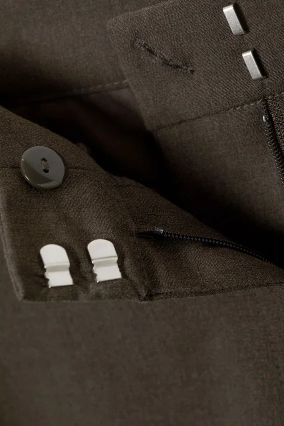 Pantalones de traje de corte holgado y cintura baja – Gris oscuro Pantalones de traje de corte holgado y cintura baja – Gris oscuro