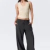 Pantalones de traje de corte holgado y cintura baja – Gris oscuro a rayas Pantalones de traje de corte holgado y cintura baja – Gris oscuro a rayas