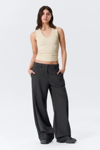 Pantalones de traje de corte holgado y cintura baja – Gris oscuro a rayas