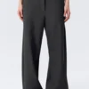 Pantalones de traje de corte holgado y cintura baja – Gris oscuro a rayas Pantalones de traje de corte holgado y cintura baja – Gris oscuro a rayas