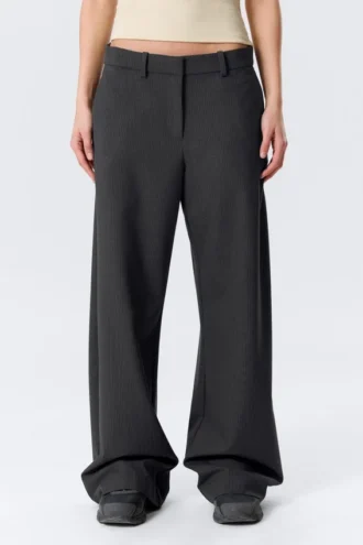 Pantalones de traje de corte holgado y cintura baja – Gris oscuro a rayas