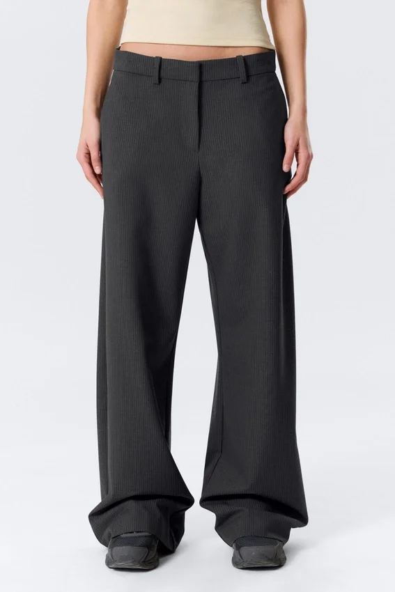 Pantalones de traje de corte holgado y cintura baja – Gris oscuro a rayas Pantalones de traje de corte holgado y cintura baja – Gris oscuro a rayas