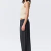 Pantalones de traje de corte holgado y cintura baja – Gris oscuro a rayas Pantalones de traje de corte holgado y cintura baja – Gris oscuro a rayas