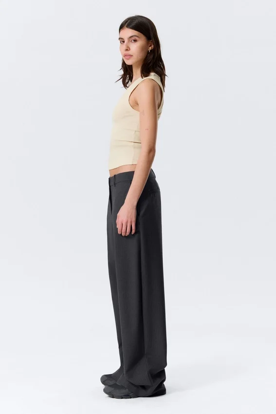 Pantalones de traje de corte holgado y cintura baja – Gris oscuro a rayas Pantalones de traje de corte holgado y cintura baja – Gris oscuro a rayas