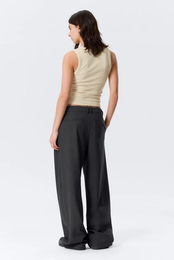 Pantalones de traje de corte holgado y cintura baja – Gris oscuro a rayas Pantalones de traje de corte holgado y cintura baja – Gris oscuro a rayas