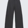 Pantalones de traje de corte holgado y cintura baja – Gris oscuro a rayas Pantalones de traje de corte holgado y cintura baja – Gris oscuro a rayas