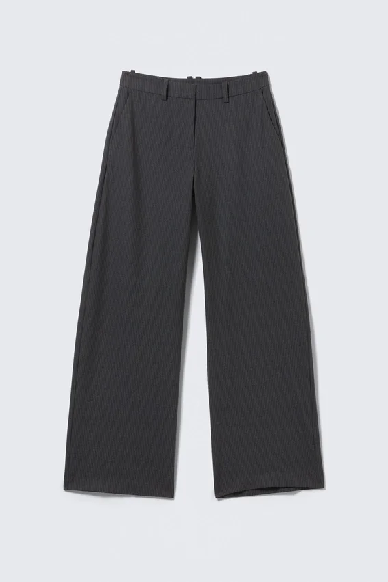 Pantalones de traje de corte holgado y cintura baja – Gris oscuro a rayas Pantalones de traje de corte holgado y cintura baja – Gris oscuro a rayas