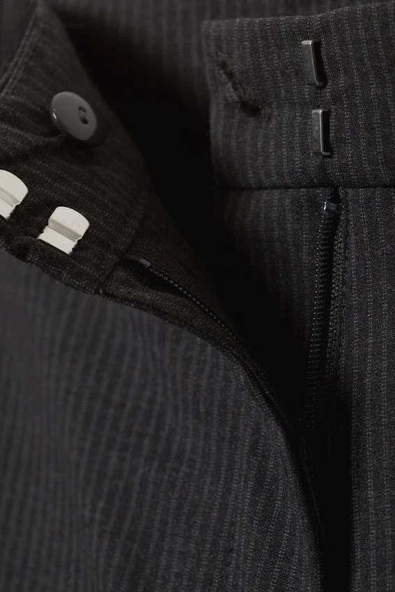 Pantalones de traje de corte holgado y cintura baja – Gris oscuro a rayas Pantalones de traje de corte holgado y cintura baja – Gris oscuro a rayas