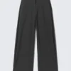 Pantalones de traje de corte holgado y cintura baja – Gris oscuro jaspeado Pantalones de traje de corte holgado y cintura baja – Gris oscuro jaspeado