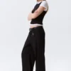 Pantalones de traje de corte holgado y cintura baja – Negro Pantalones de traje de corte holgado y cintura baja – Negro