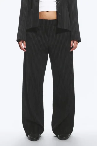 Pantalones de traje de corte holgado y cintura baja – Negro a rayas
