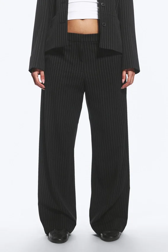 Pantalones de traje de corte holgado y cintura baja – Negro a rayas Pantalones de traje de corte holgado y cintura baja – Negro a rayas