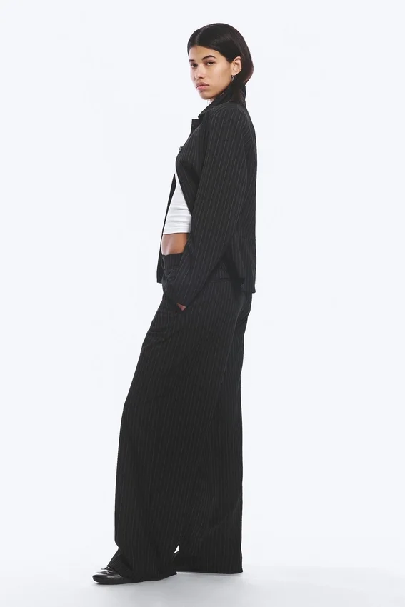 Pantalones de traje de corte holgado y cintura baja – Negro a rayas Pantalones de traje de corte holgado y cintura baja – Negro a rayas