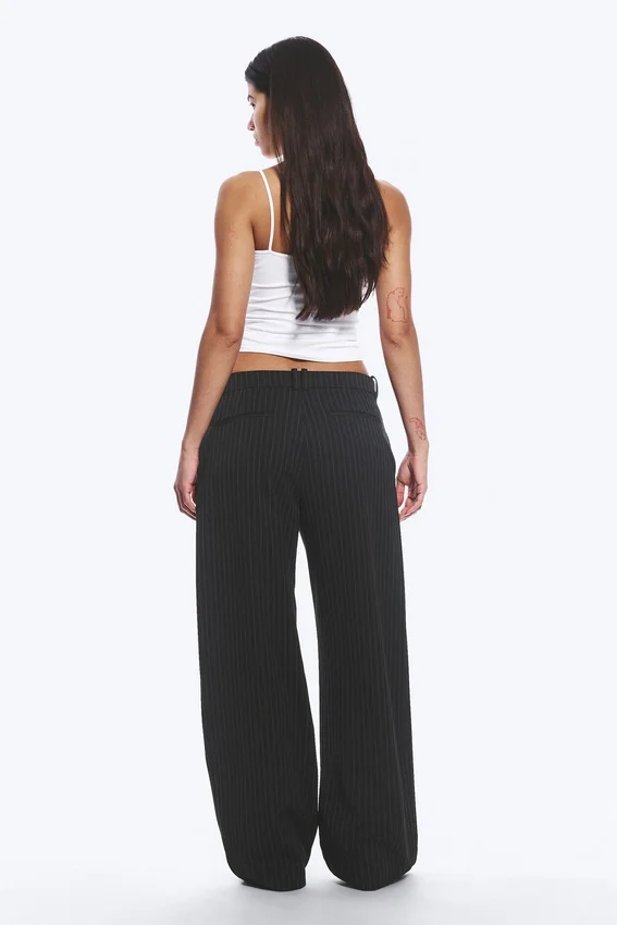 Pantalones de traje de corte holgado y cintura baja – Negro a rayas Pantalones de traje de corte holgado y cintura baja – Negro a rayas