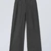 Pantalones de traje de corte holgado y cintura baja – Rayas gris oscuro Pantalones de traje de corte holgado y cintura baja – Rayas gris oscuro