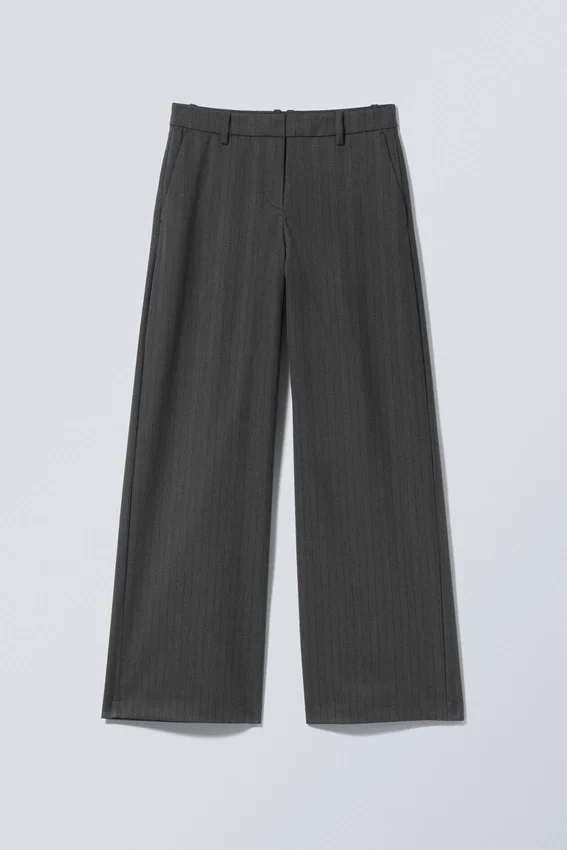 Pantalones de traje de corte holgado y cintura baja – Rayas gris oscuro Pantalones de traje de corte holgado y cintura baja – Rayas gris oscuro