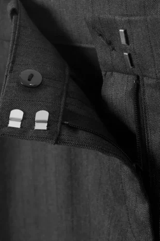 Pantalones de traje de corte holgado y cintura baja – Rayas gris oscuro