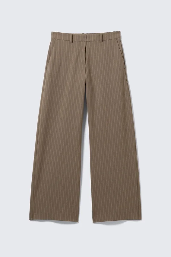 Pantalones de traje de corte holgado y cintura baja – Rayas oscuras Pantalones de traje de corte holgado y cintura baja – Rayas oscuras